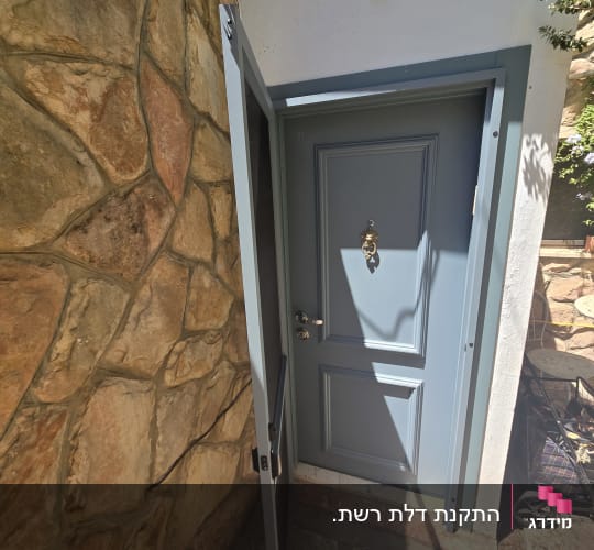דלת אלומיניום כחולה עם ידית מתכת